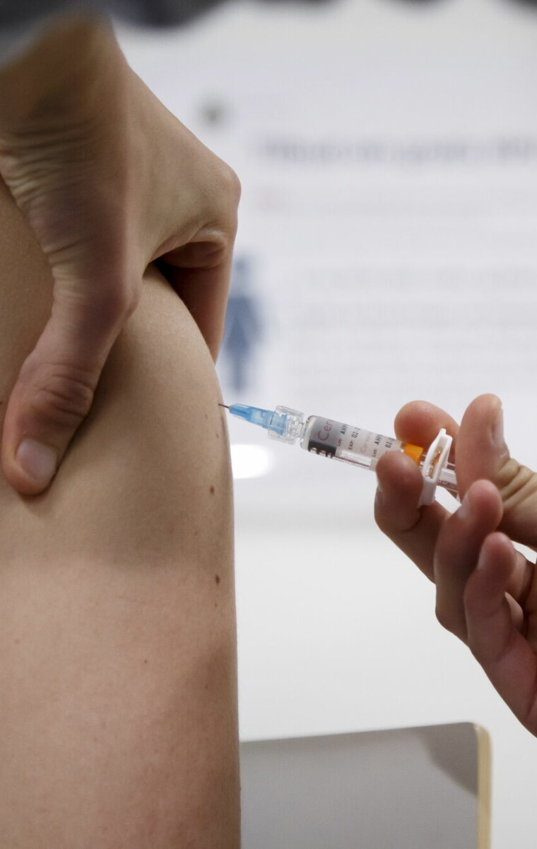 OSLO  20161031.En kvinne får en sprøyte med  HPV-vaksine på St. Hanshaugen helsestasjon i Oslo mandag. Fra 1.november vil kvinner født i 1991 og senere få tilbud om gratis HPV-vaksinering. Foto: Heiko Junge / NTB