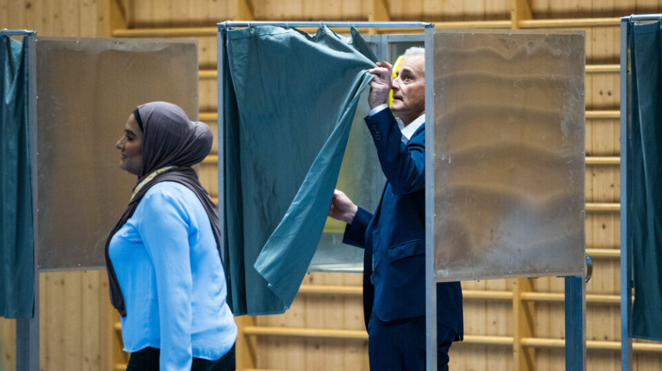 Å bruke stemmeretten er noe av det viktigste vi innbyggere gjør for delta i demokratiet. Her stemmer Ap-leder og statsminister Jonas Gahr Støre på Svendstuen skole i Oslo.