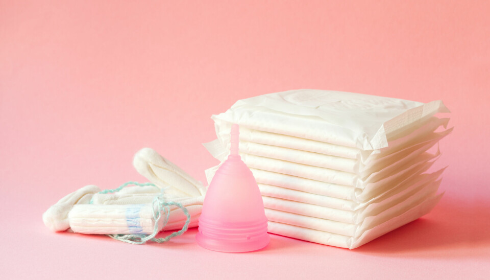 Det er flere forskjellige mensprodukter du kan bruke. Her ser du bilde av tamponger, bind og en menskopp.