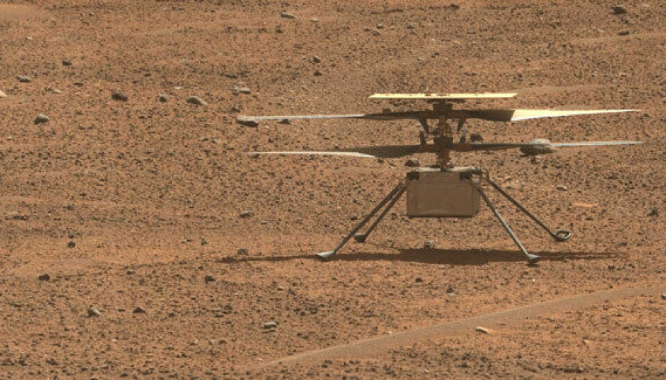 Her kikker Mars-roveren på helikopteret i august, 2023.