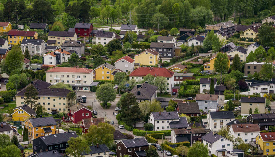 Mange husholdninger sliter med høy rente og høy prisvekst. Rentetoppen er nær, mener SSB, men folk flest må likevel belage seg på relativt høy belastning også i året som kommer.