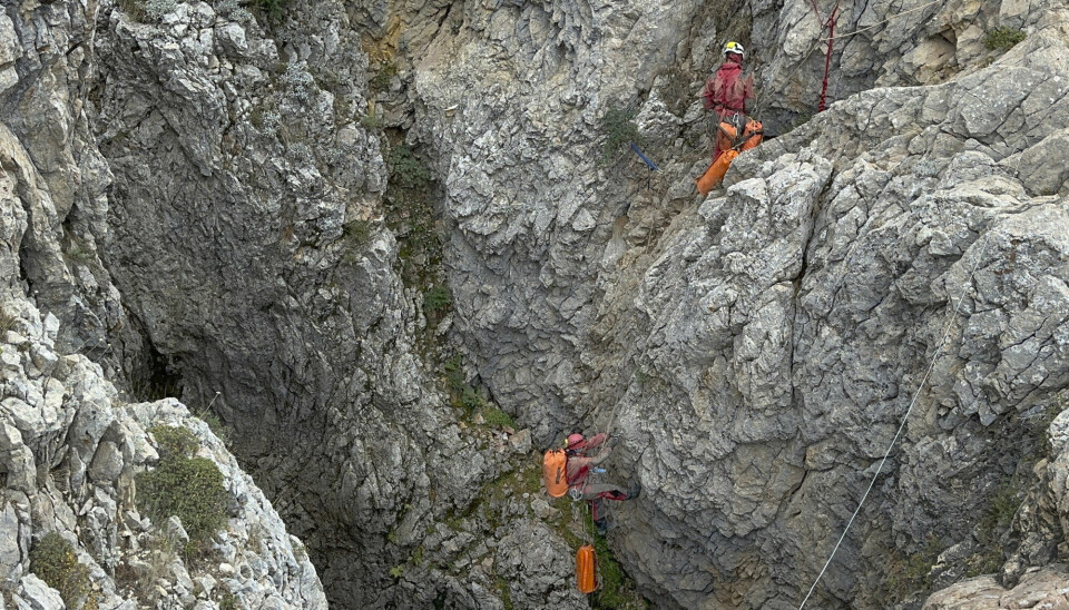 Redningsmannskaper tar seg ned mot inngangen Morca-grotten i Tyrkia torsdag.