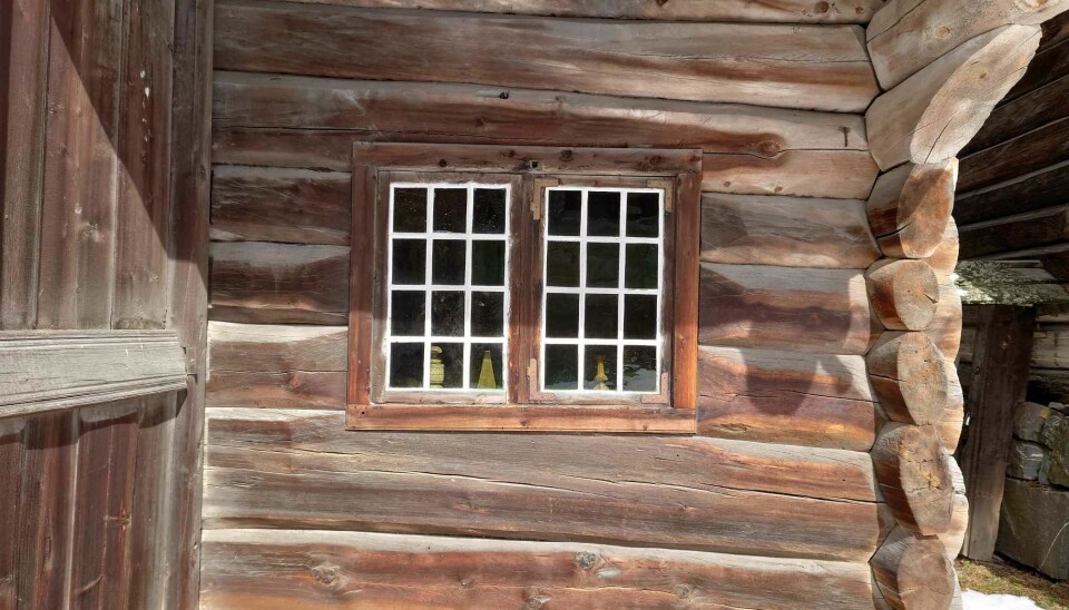 Et litt mer beskjedent vindu fra Andersstua på Bjørnstad, bygget i 1777.