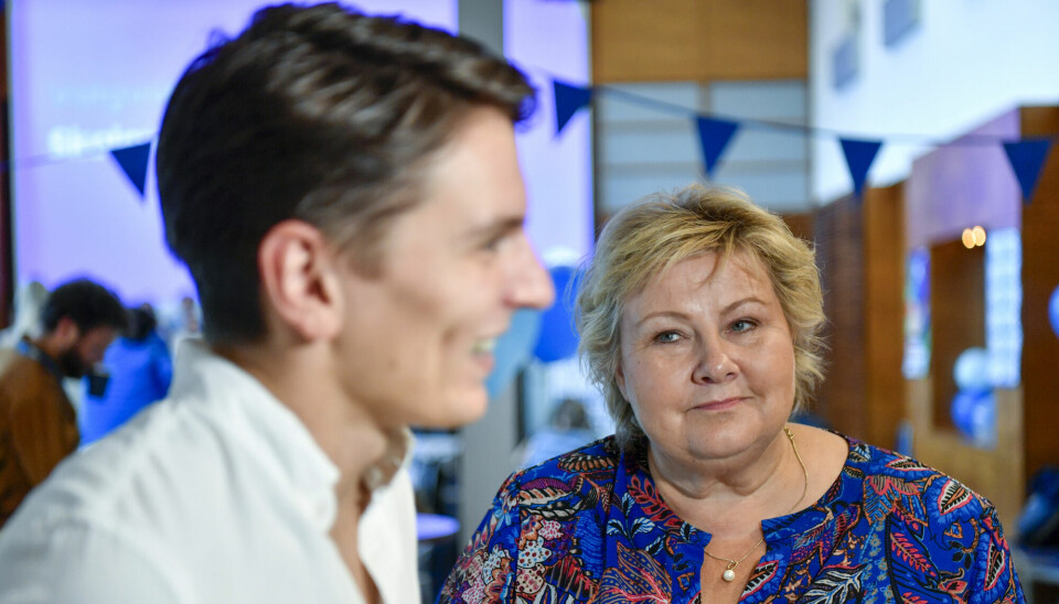 Resultatet fra skolevalget tyder på at Høyre-leder Erna Solberg har en høy stjerne hos de unge. Her står hun sammen med Unge Høyres leder, Ola Svenneby.