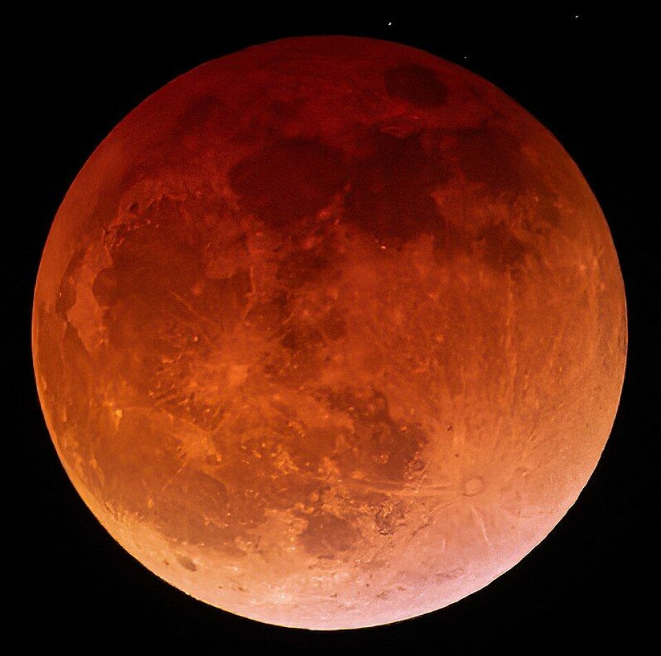 En rødlig måne sett under måneformørkelsen i 2022.