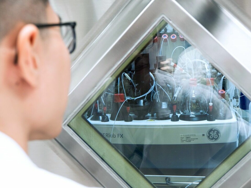 Forskere fra flere fagfelt samarbeidet om å utvikle en ny, automatisk produksjonsprosess for å fremstille en radioaktiv nuklide som heter kobber-64. Her Tengzhi Liu i laboratoriet.