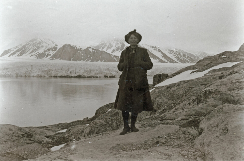 Hanna Resvoll-Holmsen foran Blomstrandbreen på Svalbard. Året er 1908.