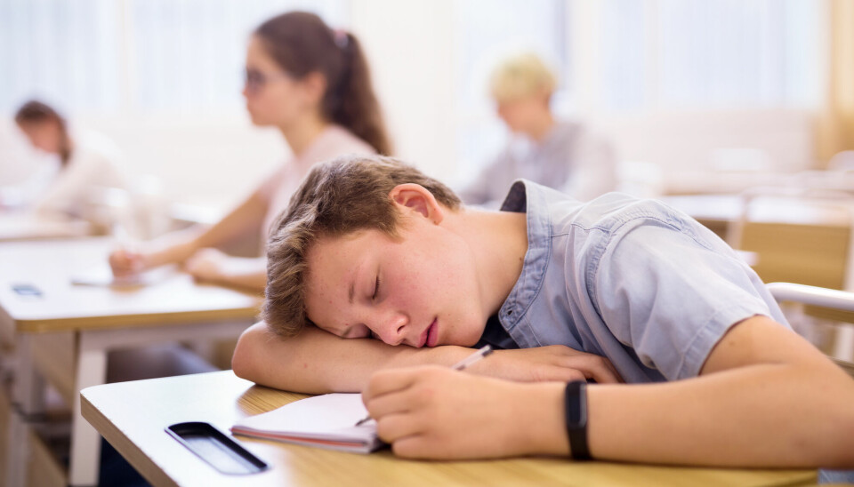 Tenåringer trenger mellom åtte og ti timers søvn, men sover i gjennomsnitt under sju timer, ifølge Helse Bergen. Med søvnmangel blir det vanskelig å være opplagt på skolen.