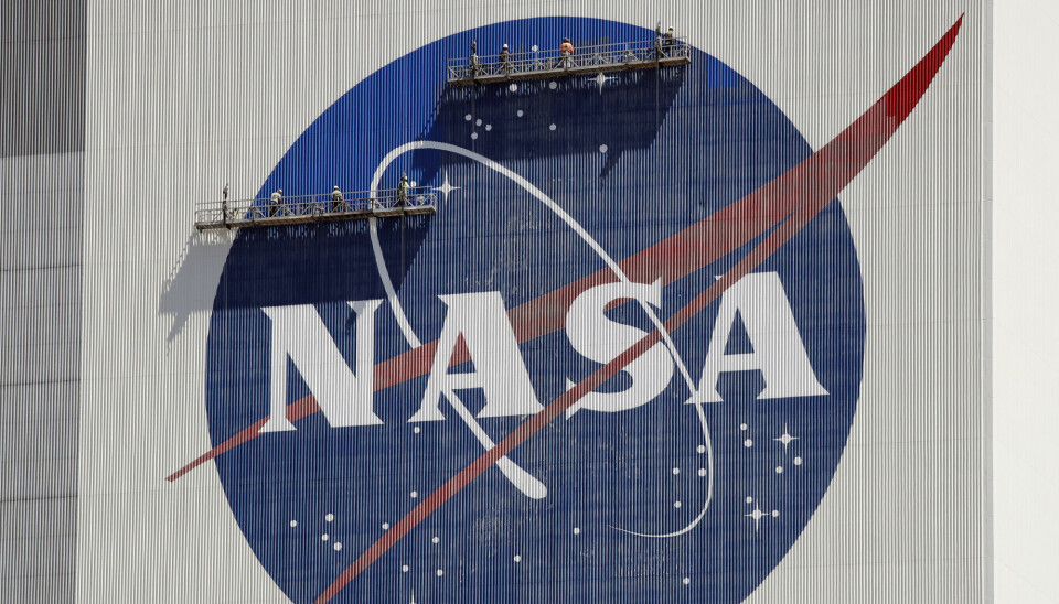 Det er så langt ikke kjent hvem som skal lede ufo-forskningen hos Nasa eller hva den nyopprettede stillingen vil koste. Bildet viser malere som pynter på Nasa-logoen ved Kennedy Space Center i Florida i 2020.