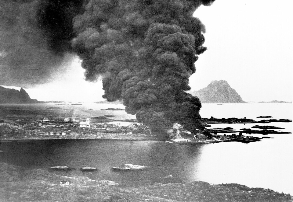 Mars 1941 gikk britiske og frie norske soldater til angrep på tyskerne i Lofoten. 11 tyske fartøyer ble senket. Bildet viser et oljelager som ble satt i brann i Svolvær.