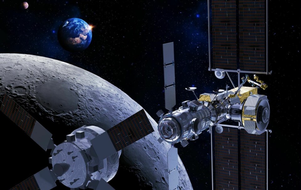 Romfartøyet Orion nærmer seg romstasjonen Gateway ved månen, med jorda og Mars i bakgrunnen.
