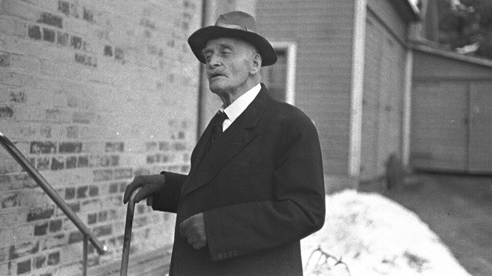 In 1947, Knut Hamsun was ordered to pay compensation for his alleged membership in the far-right National Gathering party. This image shows Hamsun outside the courthouse in Grimstad.