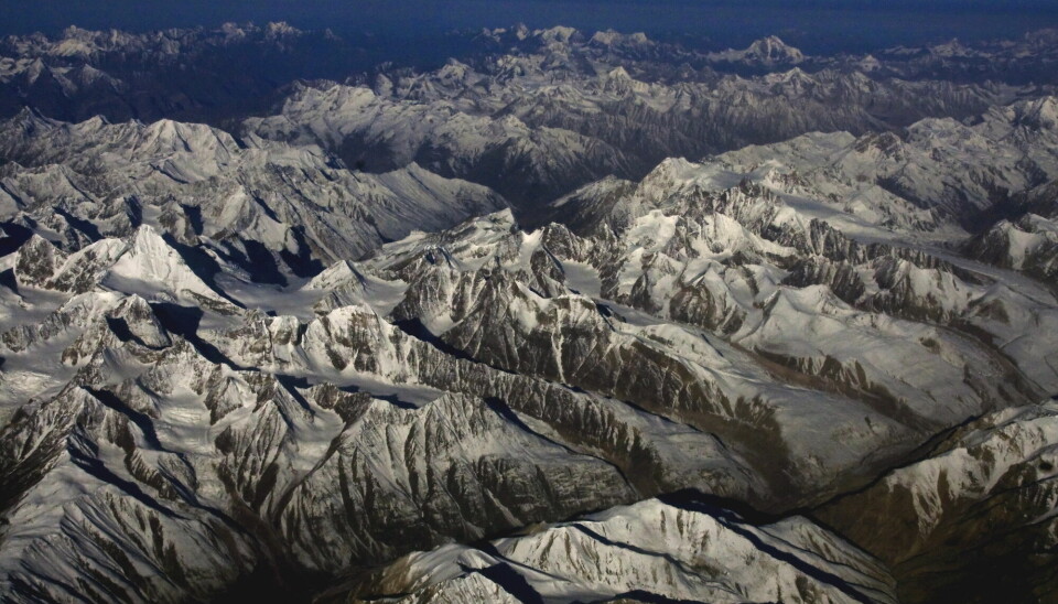 Fjellkjedene i Himalaya er den viktigste vannkilden til folk i Sørøst-Asia. FNs klimapanel er bekymret for at isbreene smelter raskt og først skaper flom og senere tørke. Nå støtter FN et prosjekt i Baltistan i det nordligste Pakistan som går ut på å «mate» breene med isblokker for at de skal kunne vokse.