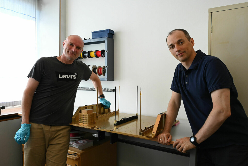 Espen Trondsen (til venstre) og Wojciech Miloch i 4DSpace med en modell av instrumentet som skal til romstasjonen.