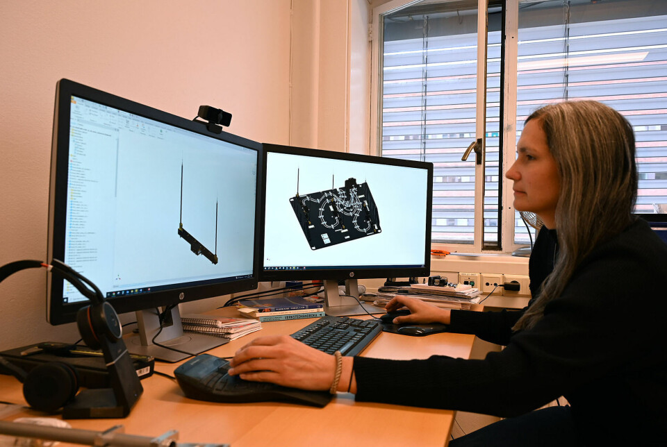 Maren Lithun med designet hun har laget for instrumentet på romstasjonen.