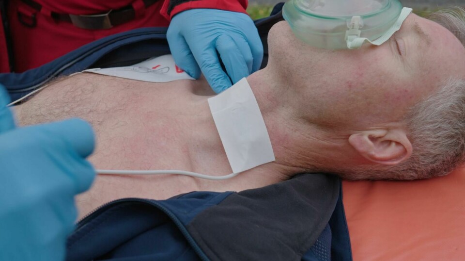 Ultralydplasteret settes på halsen til pasienten, og begynner umiddelbart å måle sirkulasjonen i kroppen. I dette tilfellet som en visning. Bjørn Ove Faldaas ved Nord universitet har her rollen som pasient.