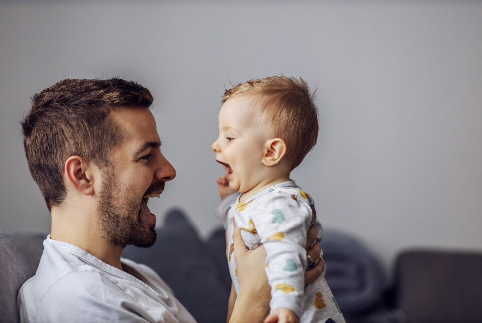 Pappaer snakker på andre måter enn de pleier når de slår av en prat med babyene sine. Stemmen blir lysere, mer variert, og de snakker saktere.