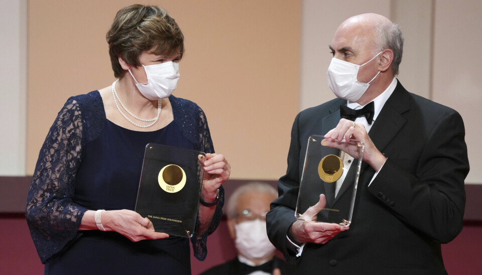Den ungarsk-amerikanske biokjemikeren Katalin Karikó og den amerikanske legen og forskeren Drew Weissman tildeles Nobelprisen i medisin for å muliggjøre utvikling av mRNA COVID-19-vaksiner. Her er de to under en annen prisutdeling, i Japan i 2022.