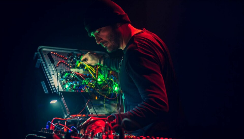 Markedsforsker Themis Altintzoglou i Nofima har lenge brukt sin kreativitet og fritid til å lage elektronisk musikk. I forskningsprosjektet SoundScape kan han forene forskningen og musikken.