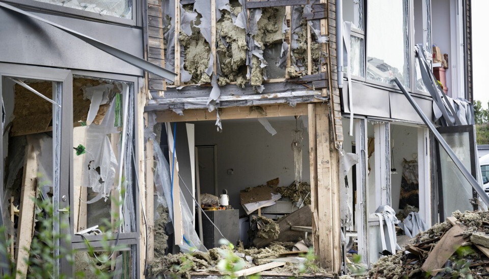 Nærbilde av skadet hus etter bombeangrep, der man ser rett gjennom veggen til skadene inne i stuen.