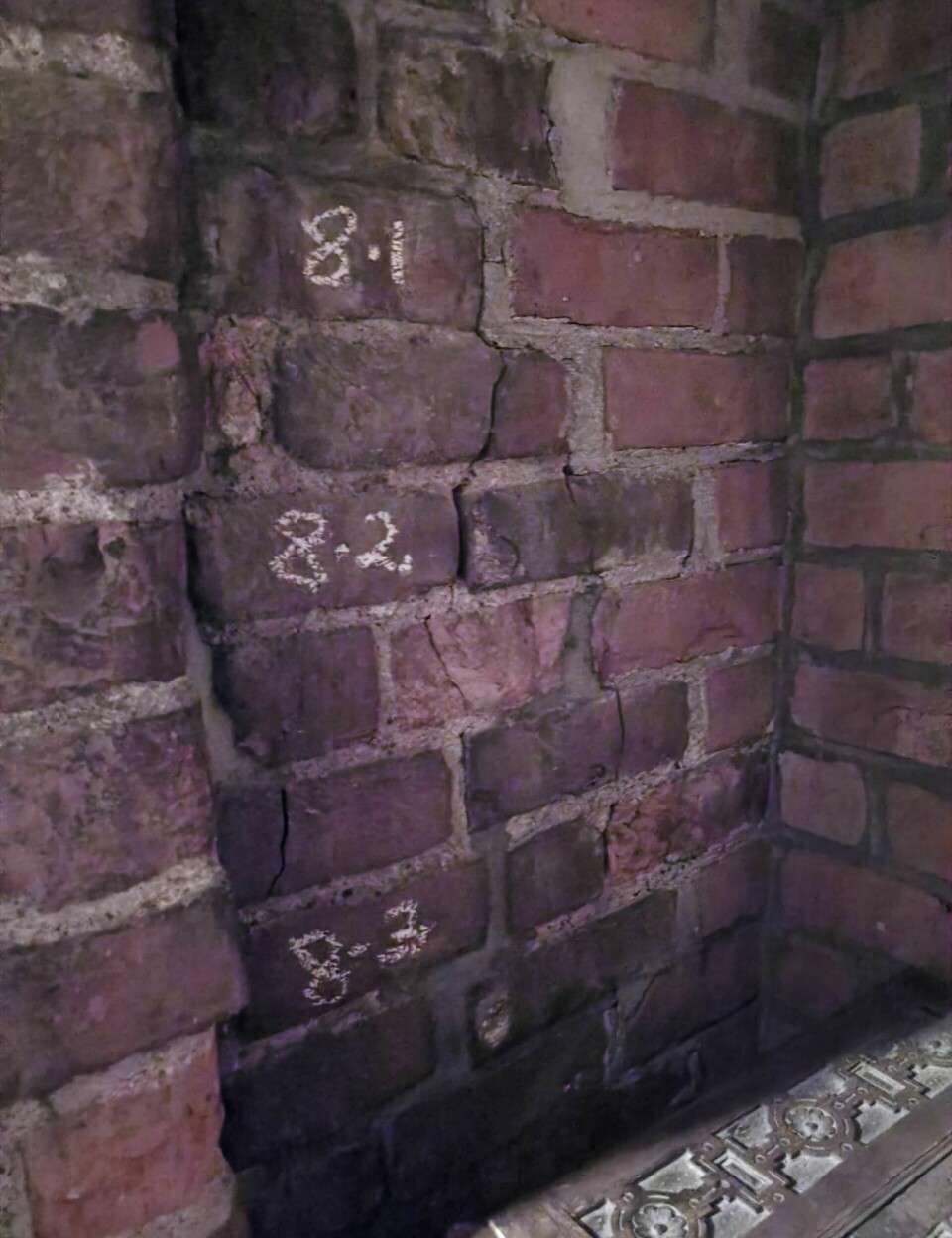 Tre teglsteinerfra hver mur blir datert.