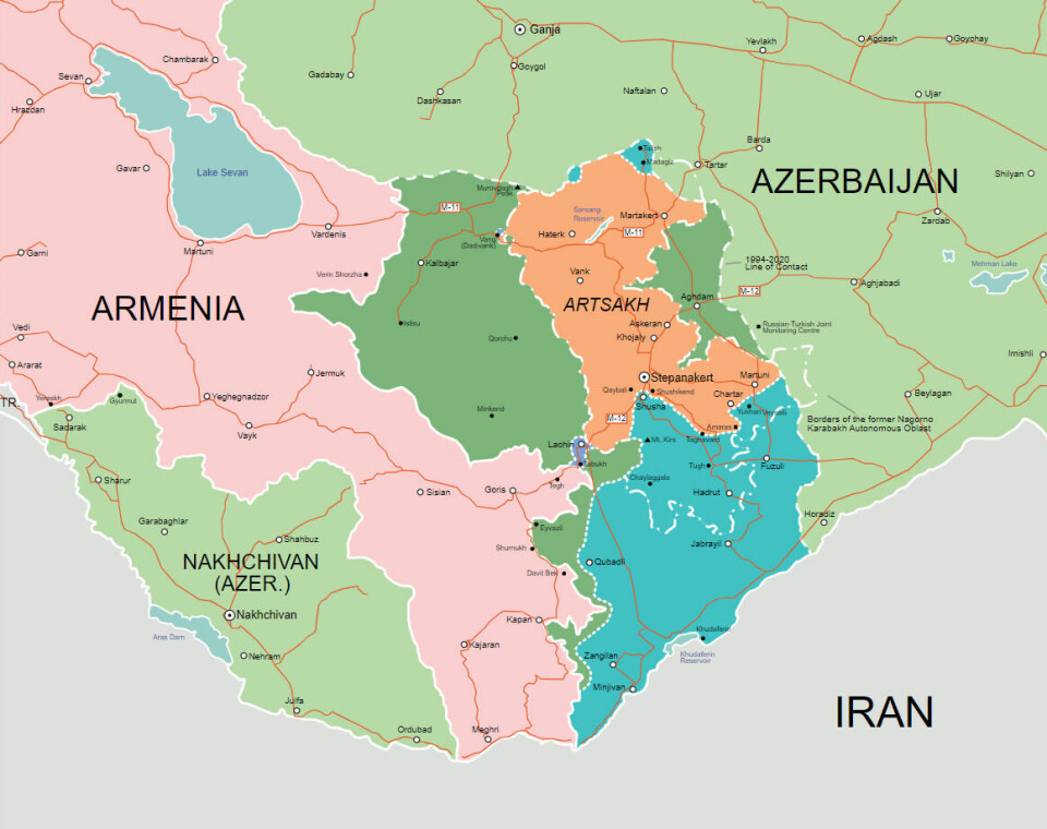 Fra 1995 til krigen i 2020 kontrollerte Armenia en stor andel av Aserbajdsjans territorium. De grønne områdene ble gjenerobret av Aserbajdsjan i krigen i 2020. De turkise områdene måtte Armenia gi fra seg i den påfølgende våpenhvileavtalen, fremforhandlet av Russland. Det lille, blå området er den såkalte Latsjin-korridoren. Den forbinder Nagorno-Karabakh og Armenia og ble kontrollert av russiske fredsbevarende styrker. Området i oransje er det som frem til september 2023, ble kontrollert av de armenske utbryterne, kalt Artsakh. Den stiplede linjen er grensen for Nagorno-Karabakh.