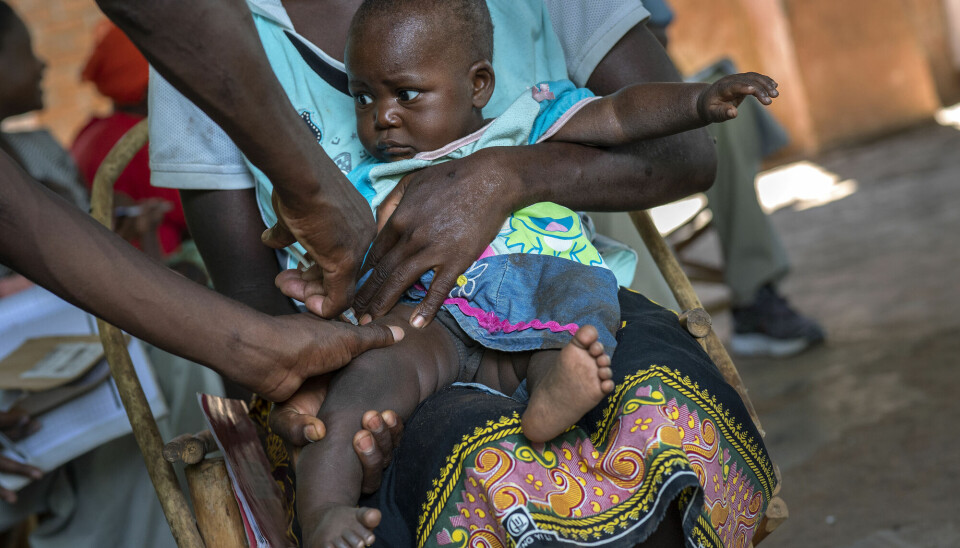 Et lite barn fra landsbyen Tomali i Malawi blir injisert med verdens første vaksine mot malaria i et pilotprogram 11. desember 2019. Verdens helseorganisasjon godkjente en andre malariavaksine mandag 2. oktober 2023.