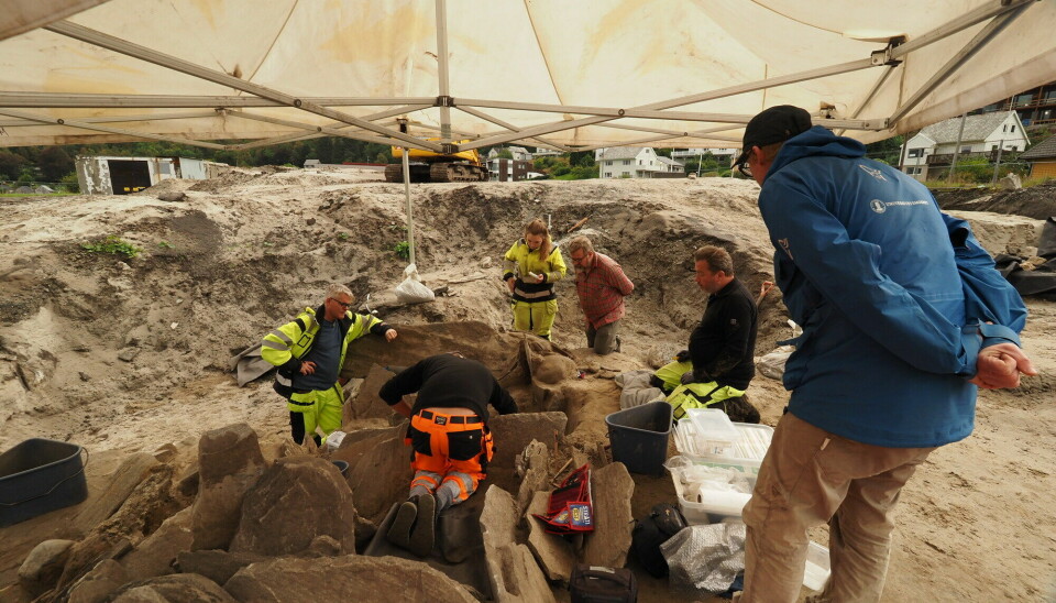 Arkeologer har gravd ut en gammel hotelltomt i Selje i Vestland. Dypt under sanden fant de en grav lagd av steinheller. Det indikerer at den er fra yngre steinalder, rundt 4000 år gammel, da hellekister var vanlig.