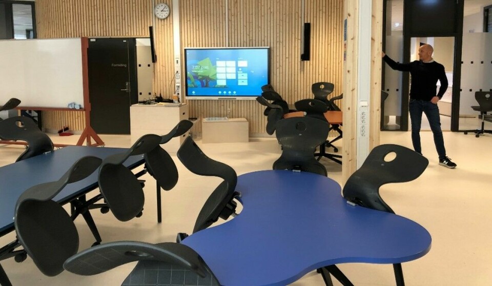 Læringsareal på Holen skole i Bergen. Vanlige pulter er byttet ut med større bord der flere får plass.