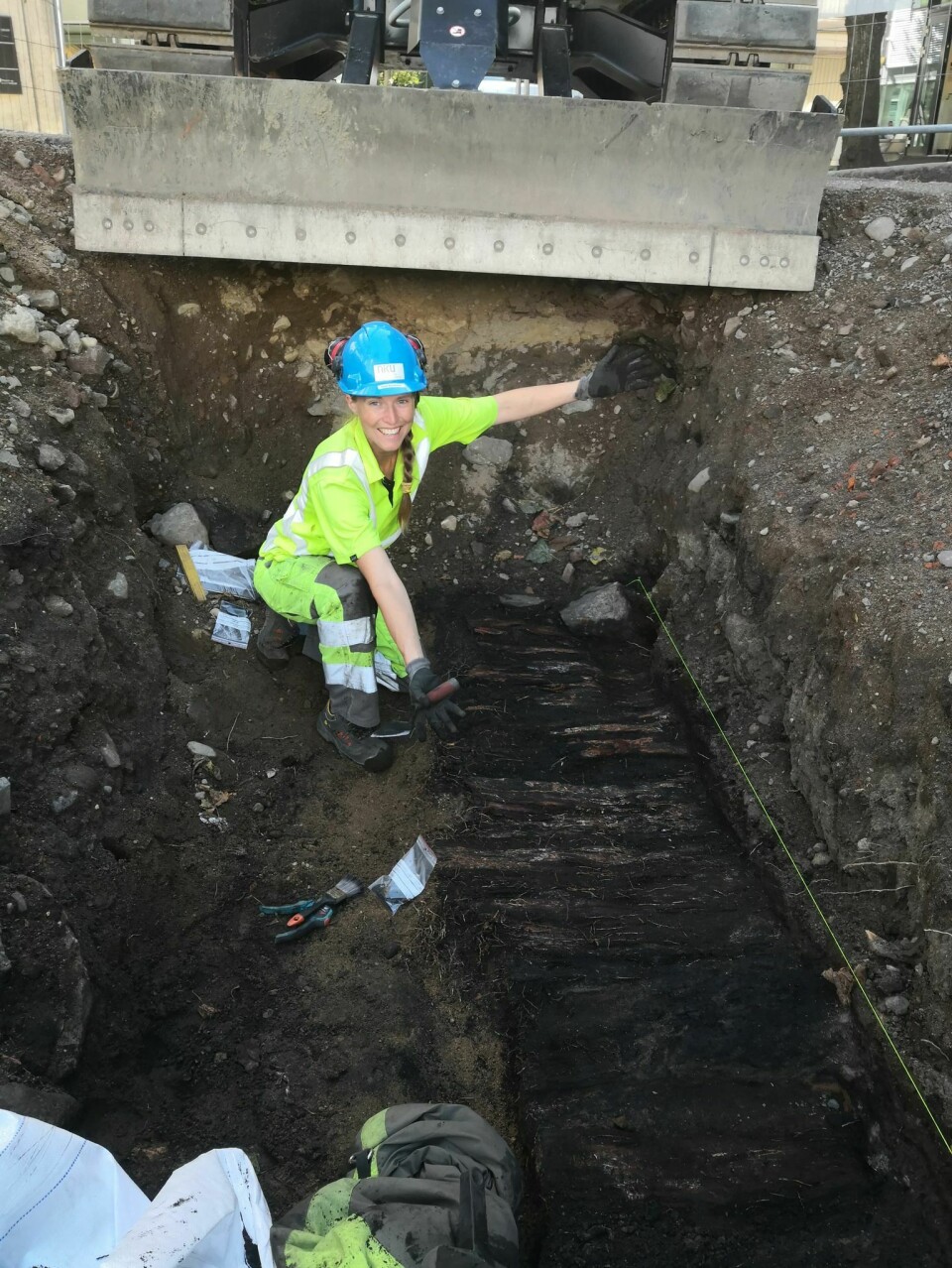 En fornøyd arkeolog som har avdekket det middelalderske Stræti under dagens Storgate.