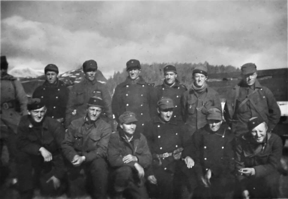 En gruppe norske soldater fra Bergartilleribataljon nr. 3 poserer for fotografen under mer rolige forhold.
