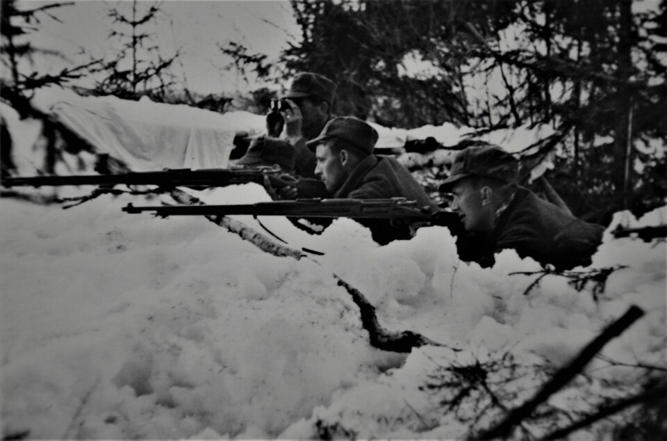 Norske soldater i anleggsstilling ute i felten i Narvik-området.