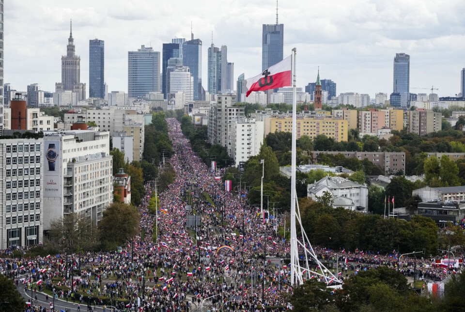 Store menneskemengder i Warszawa under opposisjonenes demonstrasjon 1. oktober. Den statlige polske kringkastingen beskyldes for å ha oppgitt et altfor lavt tall på deltakere.