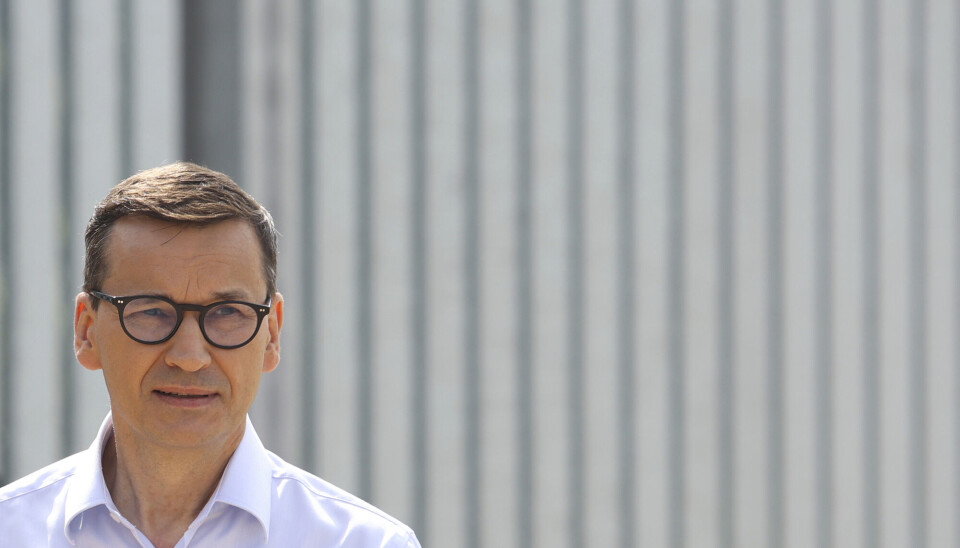 Statsminister Mateusz Morawiecki foran muren som Polen har bygget langs grensa mot Belarus. Morawiecki og hans parti PiS står bak valgkampvideoer med innvandringsfiendtlig budskap som kritikere betegner som desinformasjon.