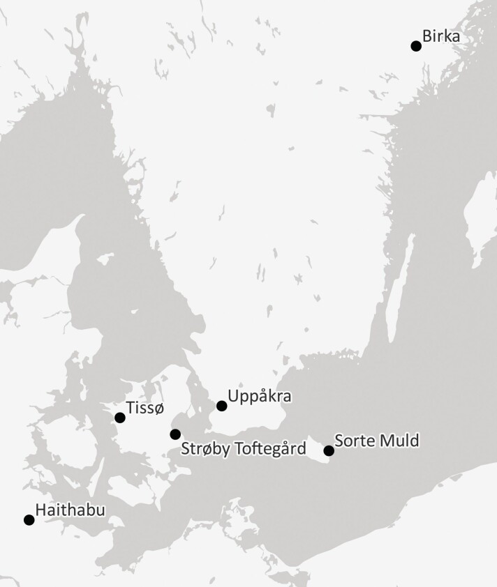 På disse stedene er glasset funnet. Birka og Uppåkra ligger i Sverige, mens de andre stedene er i Danmark, som kartet viser.