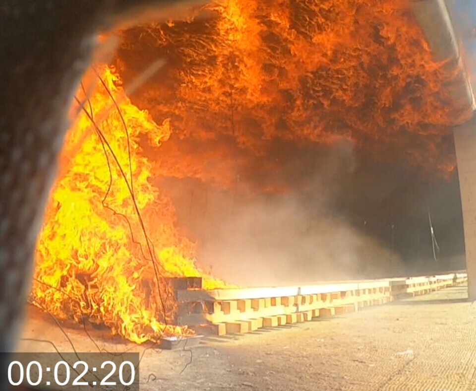 Brannen sprer seg klart raskere når både taket og bakveggen består av synlig massivtre. Brannen i trekrybba følger etter, akselerert av varmen fra taket og veggen.