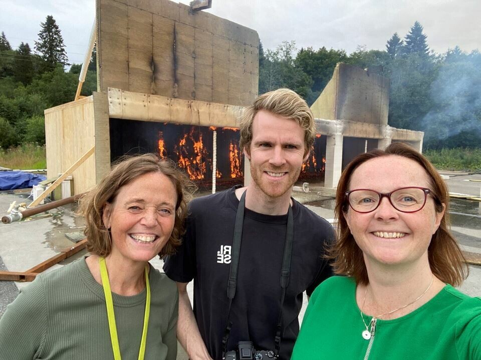 Andreas Sæter Bøe med to av sine veiledere, NTNU-professor Anne Steen-Hansen (t.v.) og Kathinka Leikanger Friquin, forsker ved Sintef og NTNU.
