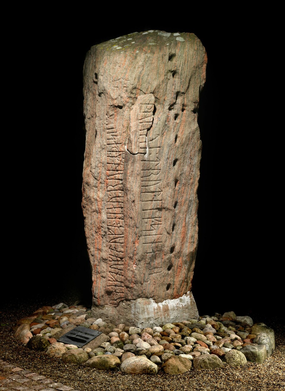 Samme Ravnunge- Tue har også risset Læborgsteinen, der det står at «Ravnunge-Tue hugget disse runene etter Thyra, sin dronning».