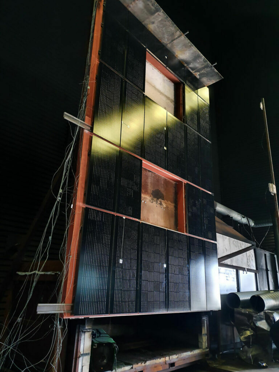 Experiments have been carried out both with vertical installations on walls and pitched systems on roof surfaces. In both cases, the solar panel modules cause the fire to spread more rapidly.