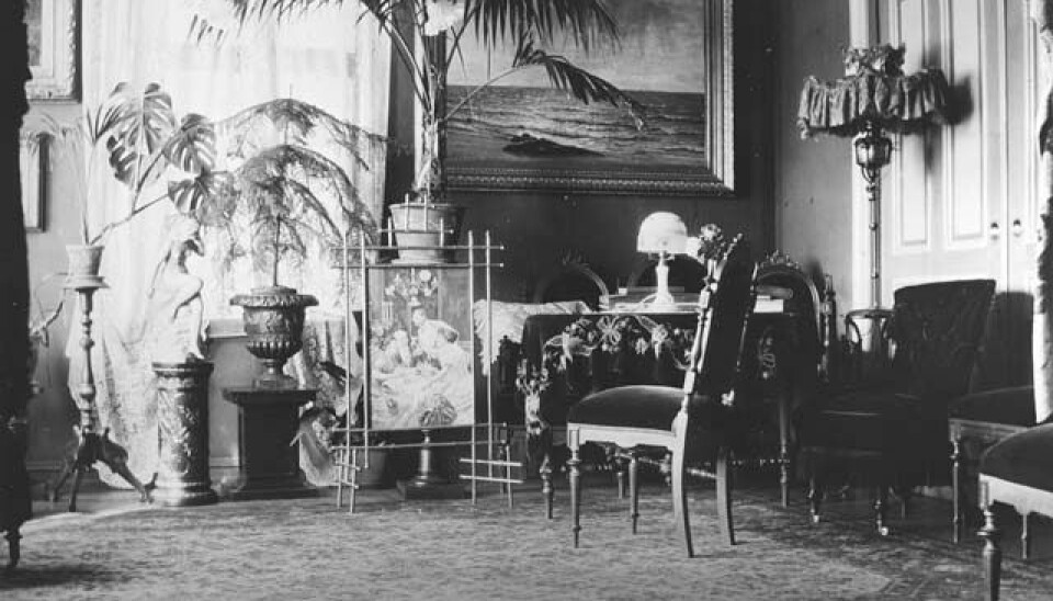 Dette er fra en gammel norsk stue, bilde er datert til 1890-1910.