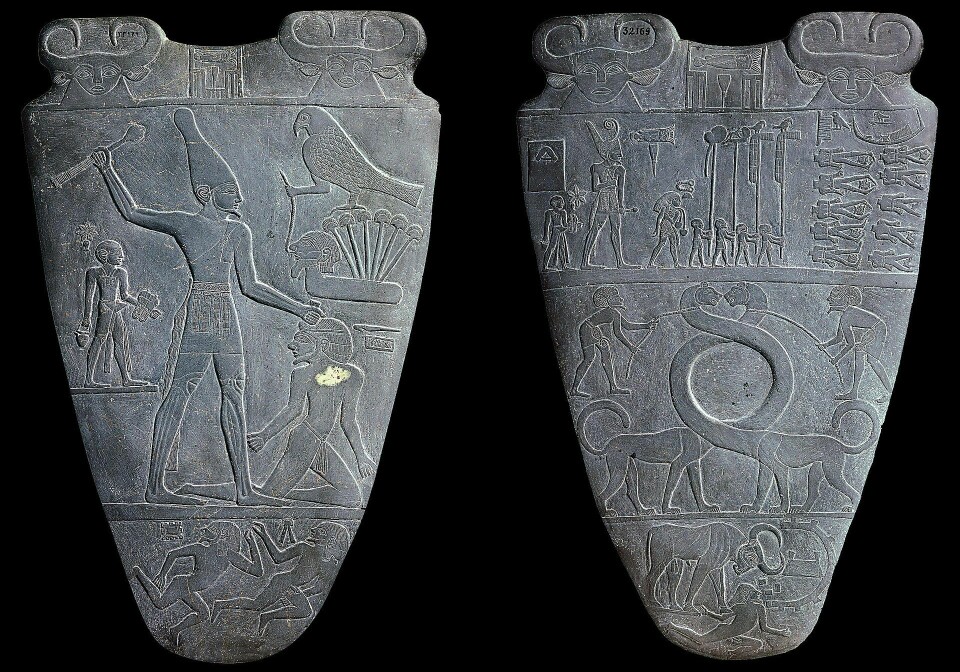 Narmerpaletten er en oldtidsegyptisk steintavle som inneholder relieffer av blant annet halshuggede lik. Vanligvis var palettene små og flate steiner som det var enkelt å bære med seg, men narmerpaletten var over 60 centimeter.