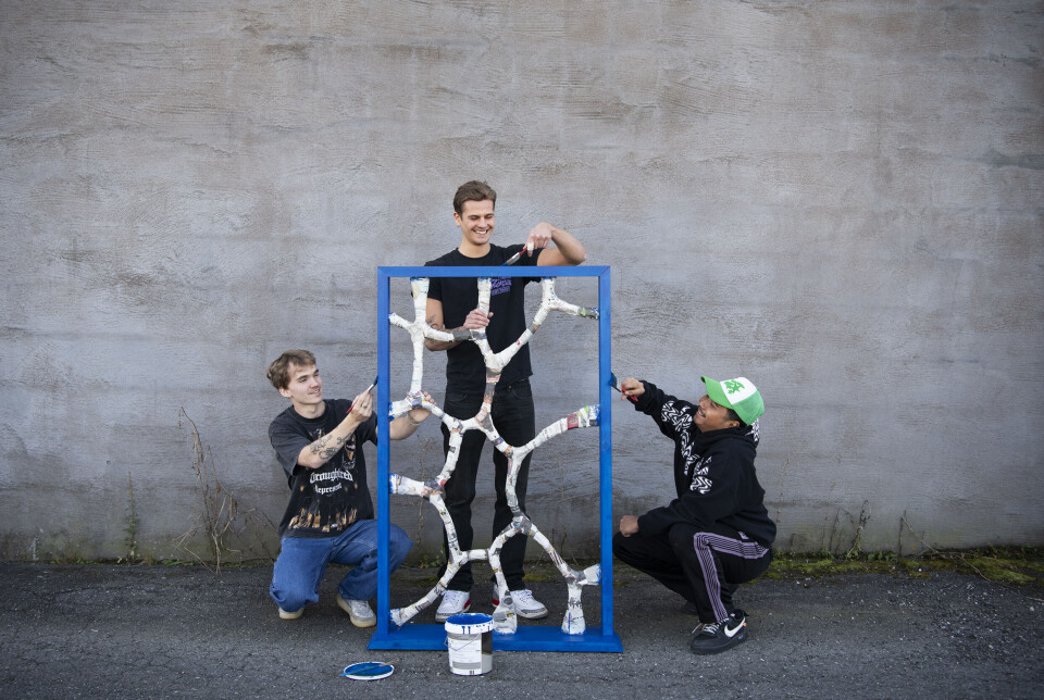 Studentene Chris Evan Karlsen, Kevin Knudsen og Chris Valentino Sengko har designet en skillevegg hvor de gjenbruker avfall fra restauranter. Knust blåskjell skal brukes som mønster og tekstur på skilleveggen. De forteller at de har opplevd både motstand og kreativitet i prosessen med prosjektet sitt, som de har kalt «Shell Cycle».