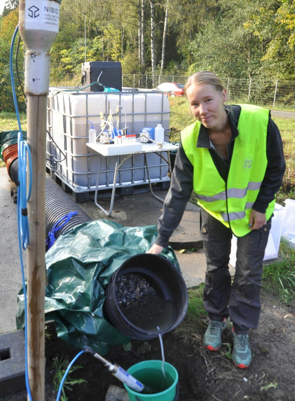 Student Hanna Marie Kjernsby tester en ny rensemetode for tunnelvaskevann. Målet kunne bruke denne på Oslofjord-forbindelsen, byggetrinn 2.