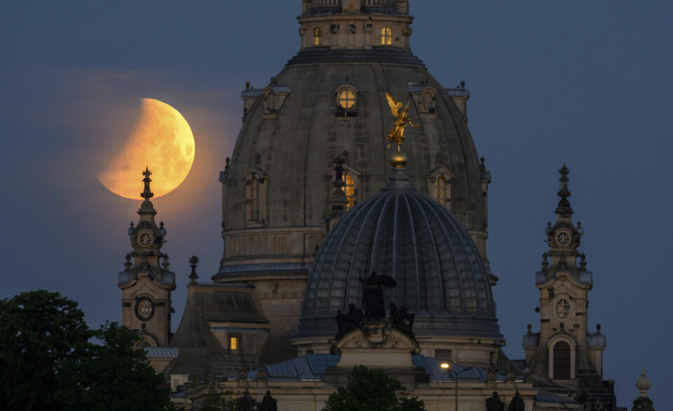En måneformørkelse i 2022 i Tyskland. Ser du at fargen har forandra seg litt?