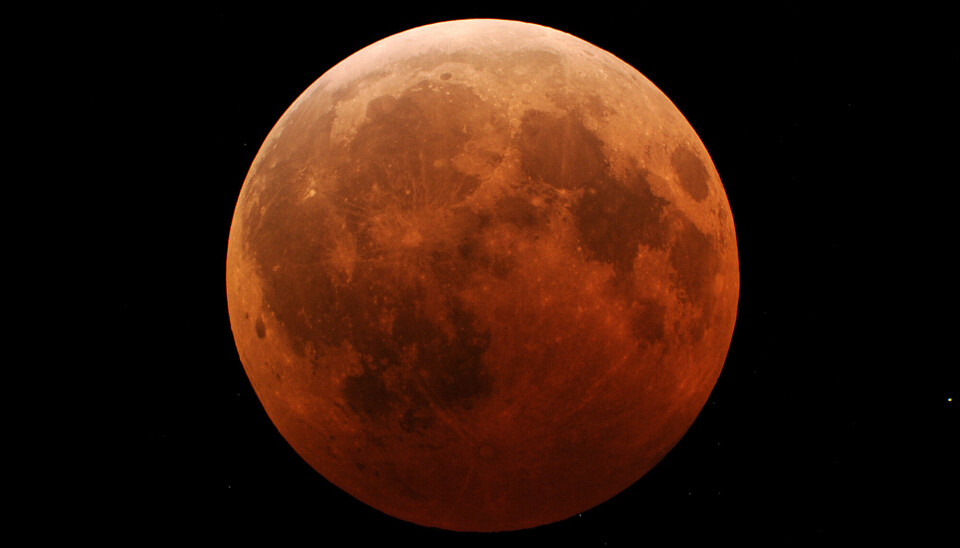 Når månen er i jordas helskygge, kan vi få en blodmåne.