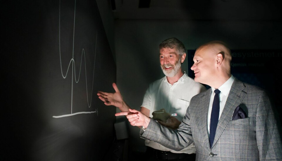 Professorene Alexander Read og Are Raklev studerer Higgsbosonets potensial. Går verden under?