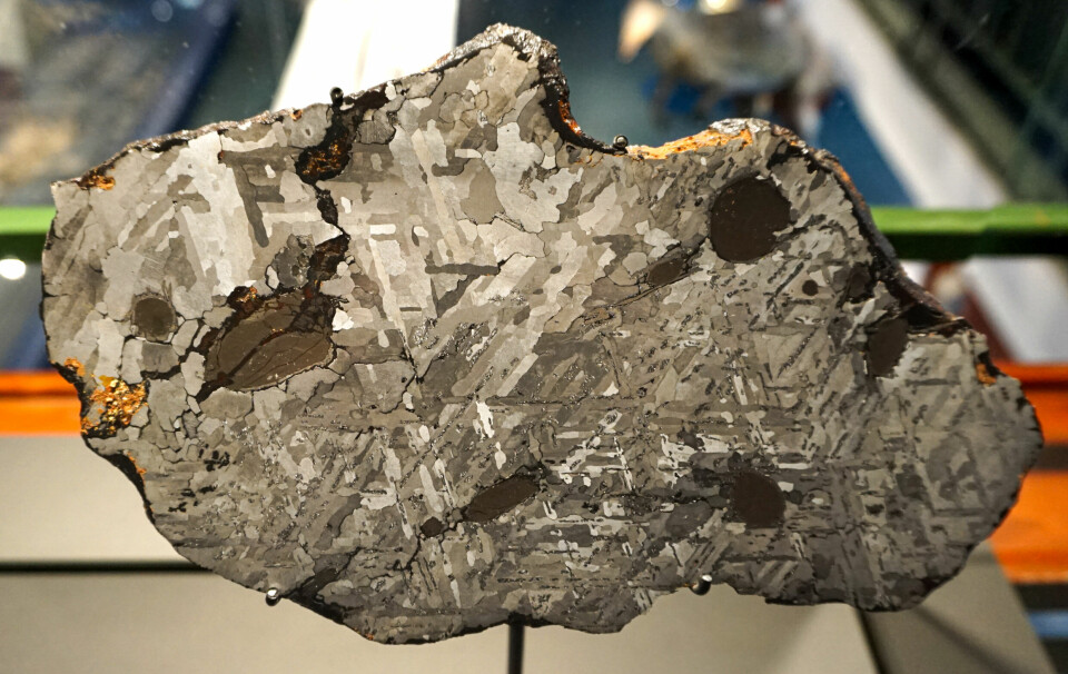 Mønsteret på denne meteoritten kalles Widmanstätten-mønster. Dette er en jernmeteoritt med litt nikkel i seg. Jernmeteoritter er trolig rester av kjernen til tidligere asteroider.