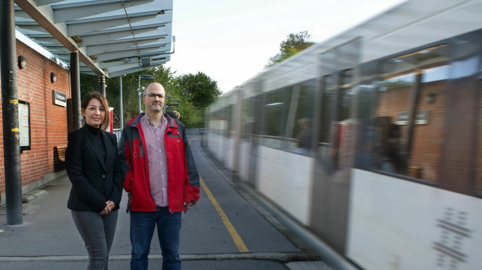 Forskerne Mahdieh Kamalian og Paulo Ferreira foran T-banen i Oslo.