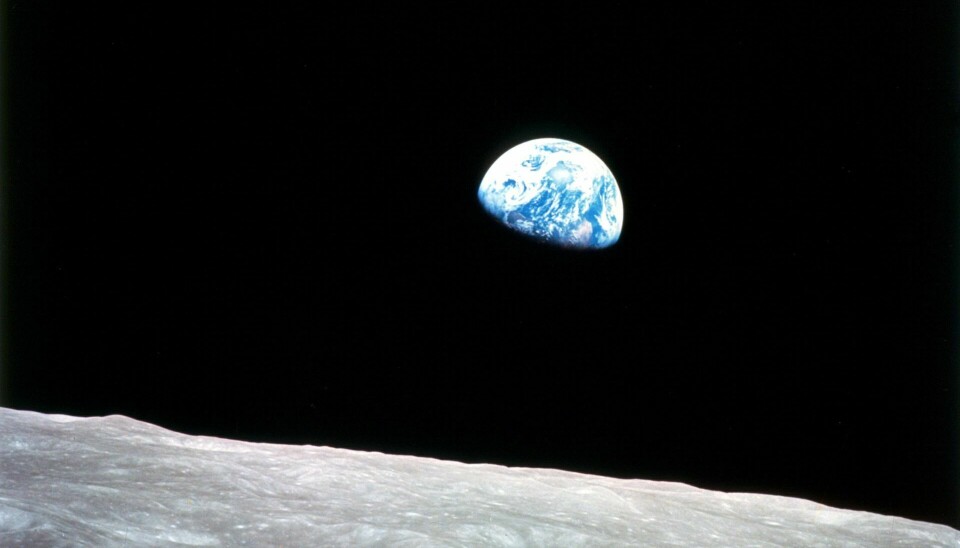 Hvor viktig er det med flytende vann for at liv skal oppstå og trives? Spiller det en rolle hvorvidt planeten har en måne? Bildet er tatt 24. desember 1968 og viser jorden sett fra månen.