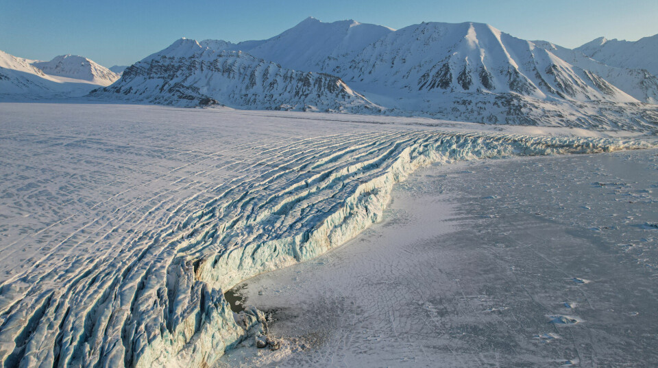 Massebalansen styres av hvor mye nedbør som faller på isbreen vinterstid og hvor mye den smelter gjennom sommersesongen. Her er isbreen Kongsvegen som møter Kongsfjorden.